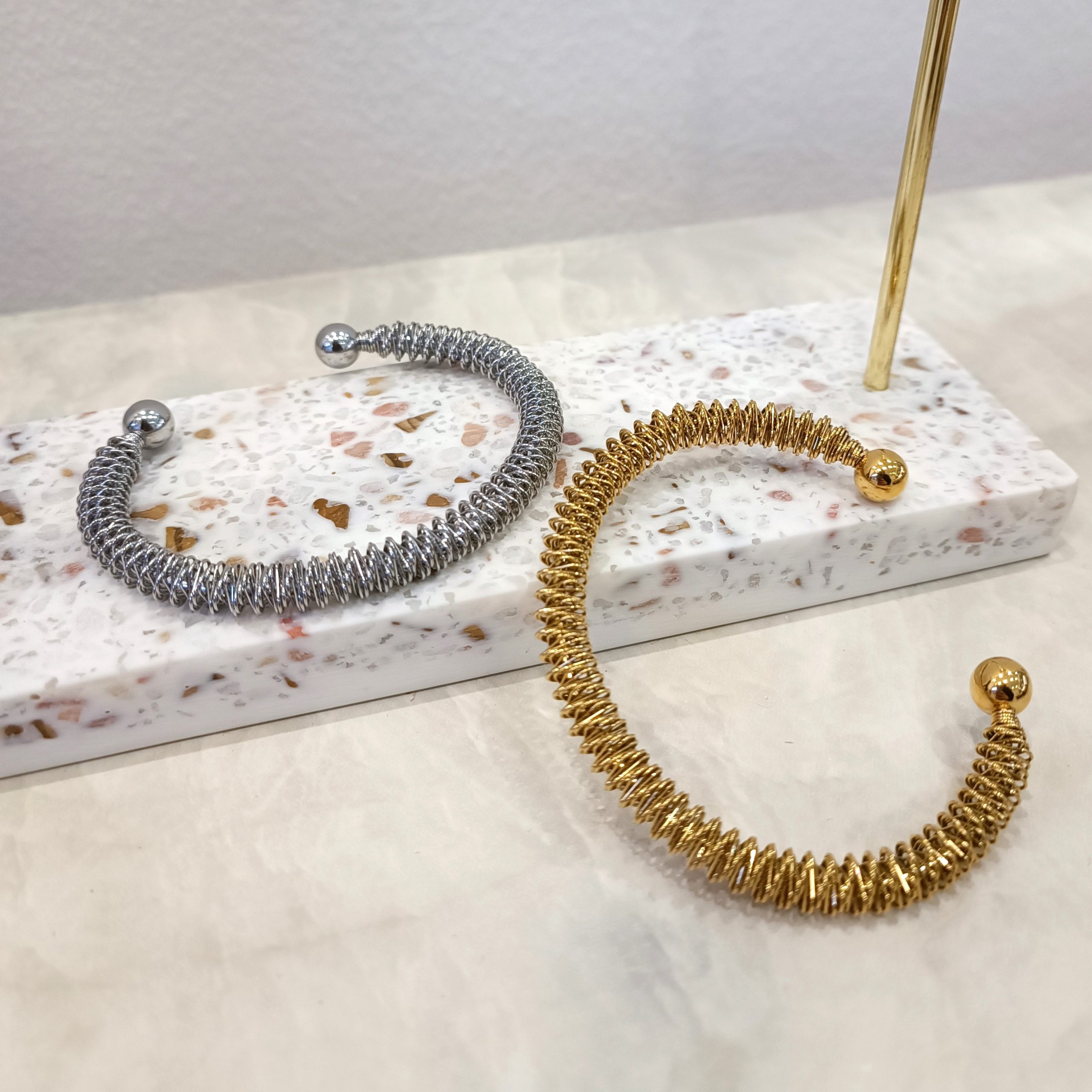 Βραχιόλι χειροπέδα με σύρμα ανοξείδωτο ατσάλι