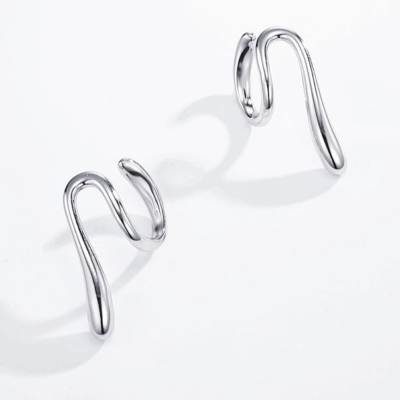 Ατσάλινο earcuff με ρευστές γραμμές ασημί