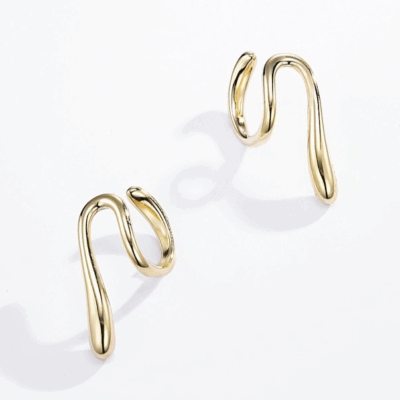 Ατσάλινο earcuff με ρευστές γραμμές χρυσό