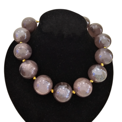 Κολιέ κοντό statement με XL σφαιρικές χάντρες γκρι περλέ