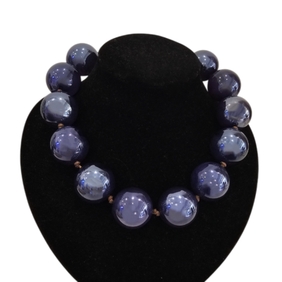 Κολιέ κοντό statement με XL σφαιρικές χάντρες σκούρο μπλε περλέ